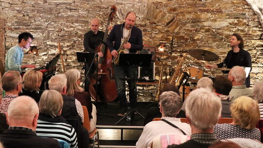 Am Dienstag gastierte im Kulturkeller an der alten Stadtmauer von Montabaur die „Bennys Lounge“ House Band mit swingenden Jazzst