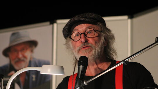 Humorvoll und spannend: Mit der Lesung aus seinem Jubiläums-Krimi "Ostfriesenerbe" sorgte Klaus-Peter Wolf für eine volle Stadth