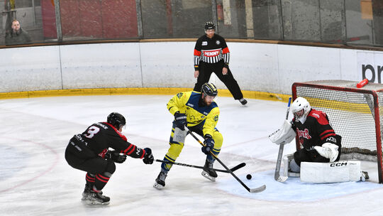Auf EGDL-Verteidiger Marshall Renke (links) wartet viel Arbeit, um die Kreise des profierfahrenen Essener Top-Scorers Enrico Sac