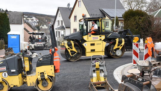 Am 24. und 25. Februar wurde der Löhweg asphaltiert. Jetzt sind nur noch kleinere Restarbeiten zu erledigen.