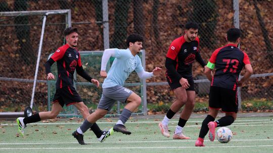 Die SG Neuwied (rote Trikots) und der CSV Neuwied sind in der Kreisliga B3 beheimatet und spielen dort eine gute Rolle. Während