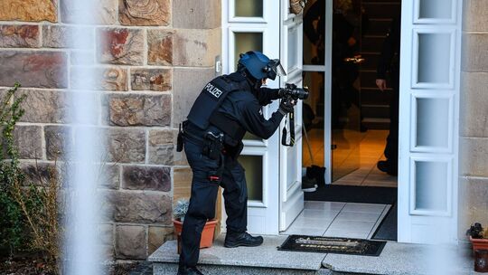 Polizei und Finanzbeamte durchsuchen Villen in Iserlohn Polizei und Finanzbeamte durchsuchen Villen in Iserlohn