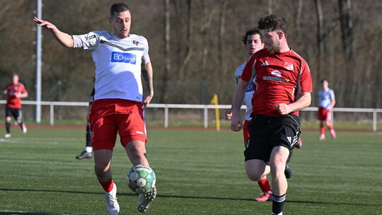 Am Sonntag stand Spielertrainer Justin Keeler (links) noch beim 6:1 der SG Lautzert-Oberdreis/Berod-Wahlrod gegen die TuS Burgsc