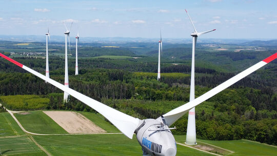 Windkraftanlagen mit ihren riesigen Rotorblättern ragen im Windpark bei Beltheim in die Höhe. Über die Zukunft der Windkraft wir