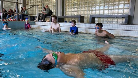 Viele Kurse im Schwimmbad Calvarienberg dienen dem Schwimmenlernen. Auch Kurse des Ahrtaler Reha-Sport-Zentrums finden dort rege