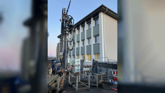 Am frisch sanierten Altbautrakt der Rüdesheimer Verwaltung wird derzeit eine Bohrung vorgenommen, um die Möglichkeit von Geother