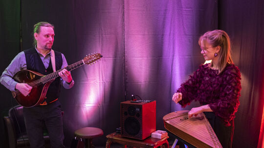 Hanna Ryynänen und Joonas Ojajärvi begeisterten in Raum9 mit ungewöhnlichen Klängen, mal meditativ, mal verspielt und gespielt a