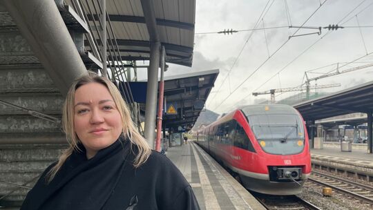 Jennifer Morasch ist Kundenbetreuerin bei der Deutschen Bahn (DB) Regio Mitte, seit 2023 leitet sie zudem Bodycam-Kurse. Sie wei