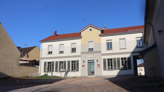 Wenn alles gut geht, dann soll dieses Jahr noch der Platz vor dem ehemaligen Rathaus Planig umgestaltet werden.