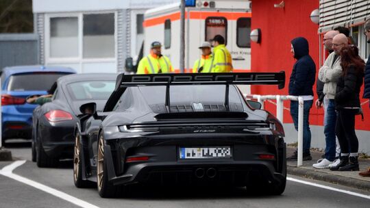 Mit der schweren Frittentheke (scherzhaft für Heckspoiler) geht es in wenigen Sekunden los, wenn sich die Schranke öffnet.