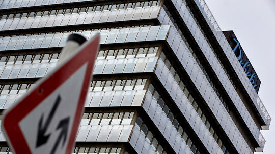 Versicherungsunternehmen wie die Debeka unterstützen nicht nur ihre Kunden im Schadensfall, sie sind auch Investoren. Sie legen