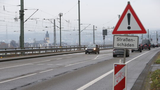 Erhebliche Straßenschäden machen eine Sanierung der B42 zwischen Koblenz-Ehrenbreitstein und Urbar erforderlich.