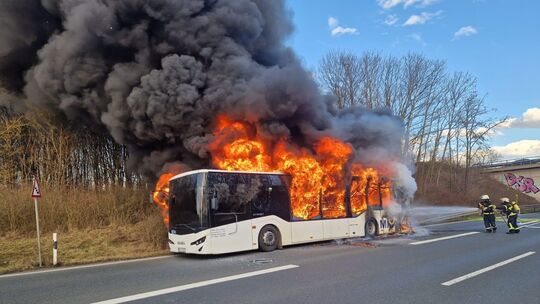 Die Meterhohe Rauchwolke die der brennende Bus auf der B9 verursachte, war bereits aus der Ferne zu sehen. Die Flammen griffen l