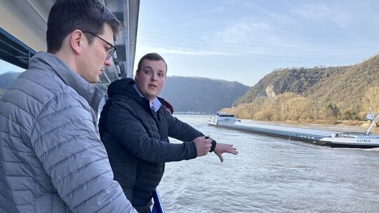 Edwin Klingelhöfer von Rhein-Lahn Bestattungen (rechts) erörtert mit Martin Roth von der Loreley-Linie die Möglichkeiten, wie ei