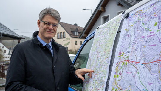 Bundesverkehrsminister Patrick Schnieder (CDU) - hier bei einer Informationsveranstaltung mit einem Plan des A1-Lückenschlusses