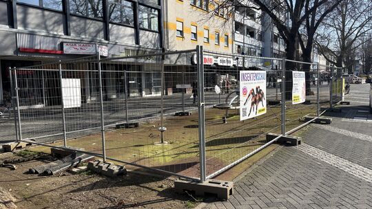 Der Spielplatz zwischen Luisen- und Schloßstraße ist seit Monaten gesperrt.