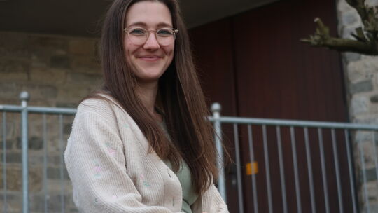 Sarah Otto ist für ein Probenwochenende nach Bruche gekommen. Dort in der Unterkirche probt der Chor "Haste Töne" für die beiden