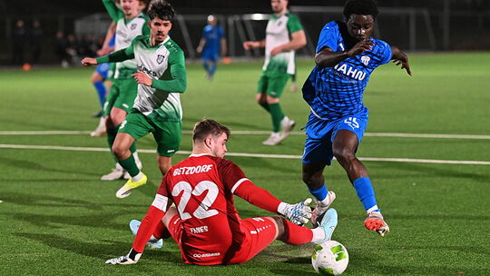 Betzdorf mit Torwart Christoph Thies (in Rot) am Boden, Emmelshausen-Karbach mit Dylan Esmel (in Blau) obenauf - so war es über