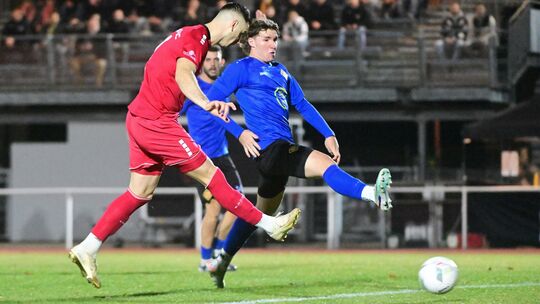 Nach nur zwei Minuten war Ahrweilers Almir Porca (rotes Trikot) dem TuS-Abwehrspieler Luca Hirninger enteilt und zum Abschluss g Nach nur zwei Minuten war Ahrweilers Almir Porca (rotes Trikot) dem TuS-Abwehrspieler Luca Hirninger enteilt und zum Abschluss g
