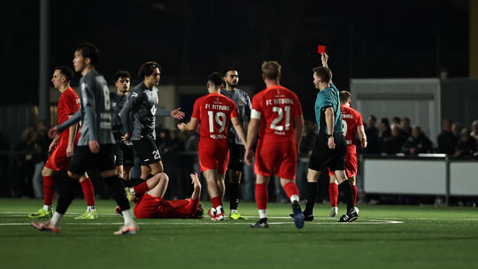 Schiedsrichter Jan-Hagen Engel zeigt hier Rot-Weiss-Akteur Giulio Multari (in Grau-Schwarz, Erster von rechts) in Bitburg die Ro Schiedsrichter Jan-Hagen Engel zeigt hier Rot-Weiss-Akteur Giulio Multari (in Grau-Schwarz, Erster von rechts) in Bitburg die Ro