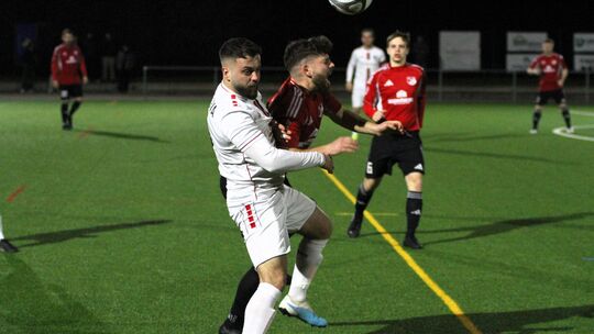 Den schmerzhaften Zusammenprall mit Kosovas Rilind Rama nach wenigen Minuten steckte Burgschwalbachs Janosch Lauter gut weg und