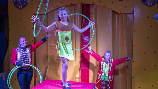 Mama Nancy Nadinee, Tochter Adelina und Sohnemann Adrian proben derzeit fleißig für die Premierenvorstellung ihres kleinen "Circ
