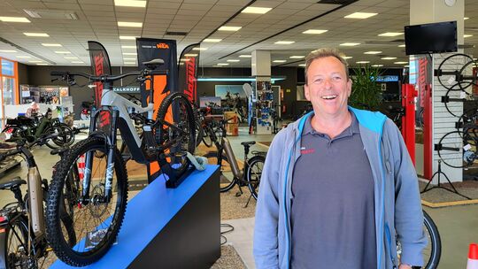 Thorsten Große steht in der Verkaufsfläche im Fahrradhaus Zangmeister in der Carl-Zeiss-Straße in Koblenz. Mit dem Verkauf von n