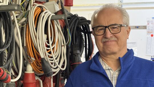 Rainer Becker ist Elektrotechniker mit Leib und Seele. Als Kind hat er schon Haushaltsgeräte auseinandergenommen und wieder zusa