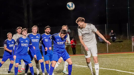 Mit viel Leidenschaft erkämpften sich die SF Höhr-Grenzhausen (blaue Trikots) ein 0:0 beim TuS Asbach. Im Heimspiel gegen die SG