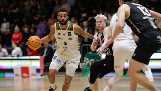 Baskets-Kapitän Badu Buck (am Ball) trifft mit seinem Team am Freitagabend auf die RheinStars Köln und erwartet eine sportlich g
