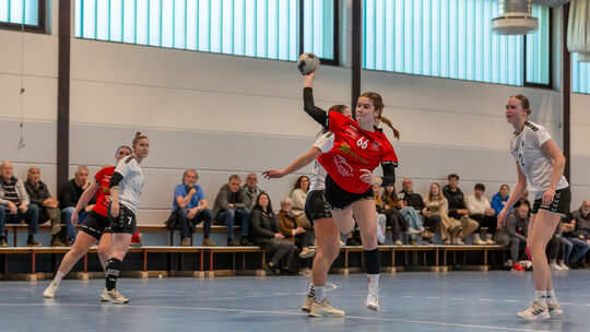 Leonie Koch (am Ball) und der TV Welling haben am Samstag die HSG Hunsrück II, die zuletzt den ärgsten Verfolger aus Kastellaun