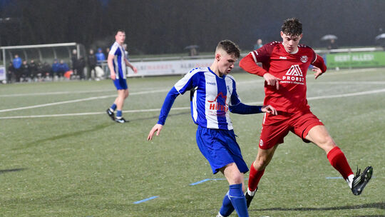 Hinter dem Einsatz von Wirges' Jonah Wick (blau-weißes Trikot, im Duell mit Schneifels Simon Reetz) steht für das Gastspiel bei
