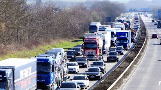 Der Unfall auf der A61 vor dem Kreuz Meckenheim rief einen langen Stau hervor.
