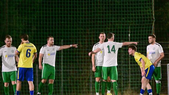 Nach dem 0:5 gegen Weitersburg gastieren die Fußballer des TuS Oberwinter (weiße Trikots) nun bei Anadolu Koblenz.