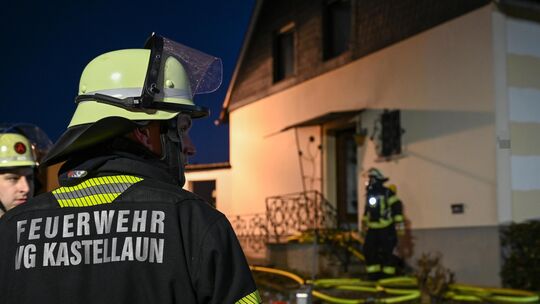Bei einem Wohnhausbrand in Kastellaun sind am Dienstagabend vier Menschen verletzt worden. Die beiden Bewohner schwer, zwei Helf