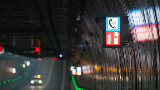 Für Notfälle sind in Tunneln besondere Sicherheits- und Schutzeinrichtungen verbaut. (Symbolbild)
