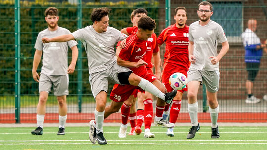 In der Hinrunde trennten sich SG St. Katharinen/Vettelschoß (rote Trikots) und die TuS Burgschwalbach 1:1-Remis, im Pokal gewann