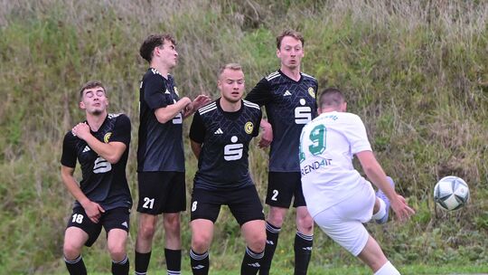 Mit einer guten Defensive und vorn mit vielen Toren wollen die Fußballer der Grafschafter SG (in Schwarz) den Kreisliga-B7-Tabel