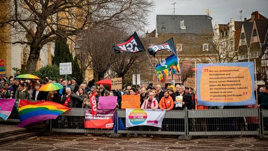 Rund 300 Bürgerinnen und Bürger demonstrieren friedlich, aber lautstark gegen die Wahlkampfveranstaltung der AfD. Rund 300 Bürgerinnen und Bürger demonstrieren friedlich, aber lautstark gegen die Wahlkampfveranstaltung der AfD.