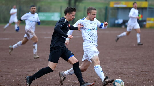 Auf dem Lauderter Hartplatz will der Tabellenachte SG (weiße Trikots, am Ball Kapitän Felix Weber) zum Jahresauftakt gegen das S