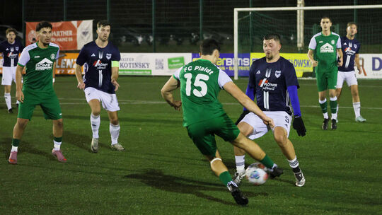 Die beiden Plaidter Vereine mit Tabellenführer FC Plaidt (grüne Trikots) und Tabellenschlusslicht DjK Plaidt (in Blau) rahmen di