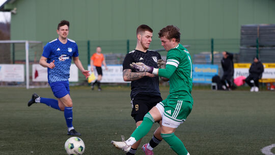 Einen Schritt zu spät ist der Winterbacher Torjäger Elias Pfenning (schwarzes Trikot) in dieser Szene gegen den TuS Bedesbach. S