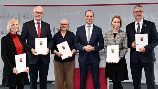 Wissenschaftsminister Clemens Hoch (SPD, vierter von links) hat der Hochschule Koblenz das Promotionsrecht in drei landesweiten