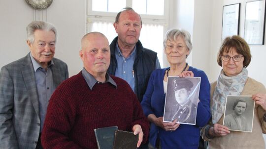 Karl Feldens (vorne) übergab historische Dokumente an die Ortsgemeinde Erpel. Mit dabei (von links): Edgar Neustein, Günter Hirz Karl Feldens (vorne) übergab historische Dokumente an die Ortsgemeinde Erpel. Mit dabei (von links): Edgar Neustein, Günter Hirz
