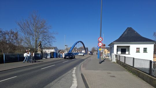Die Rudi-Geil-Brücke verbindet die Nieder- und Oberlahnstein. Am Donnerstag wurden Rettungskräfte auf die Brücke gerufen.