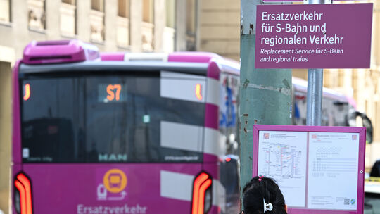 Ersatzbusse wie diese kommen bei Sanierungen des Zugverkehrs zum Einsatz. Zusätzliche Verbindungen für den Schülerverkehr zwisch