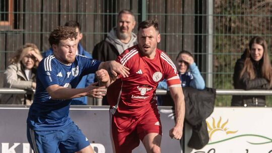 Kapitän Tim Hein (rotes Trikot) und der VfL Simmertal starteten mit einer Niederlage in Waldböckelheim ins Jahr 2026. Zu Hause w