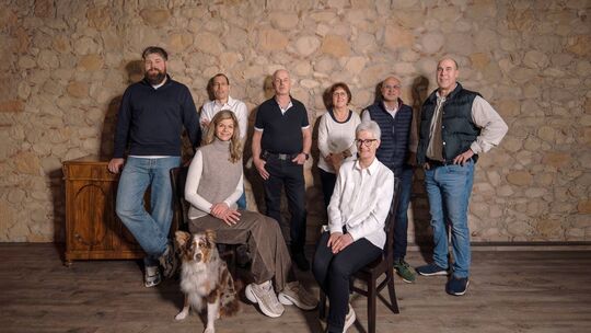 Das neue Team im Traditionsweingut Mönchhof (von links): Simon Adrian, (Hund Travis), Julia Adrian, Philippe Conzen, Remigius Sc