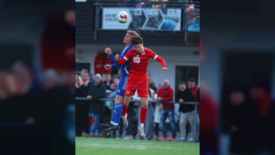 Marcel Pitsch (rotes Trikot, hier im Luftduell mit Laubachs Julian Schmitz) wird den TuS Immendorf im Sommer verlassen, er wechs