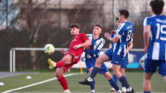 Rübenachs Marcel Miller (rotes Trikot) bekam am vergangenen Wochenende gegen Wirges einen Schlag ins Gesicht, wird dem FV im Hei